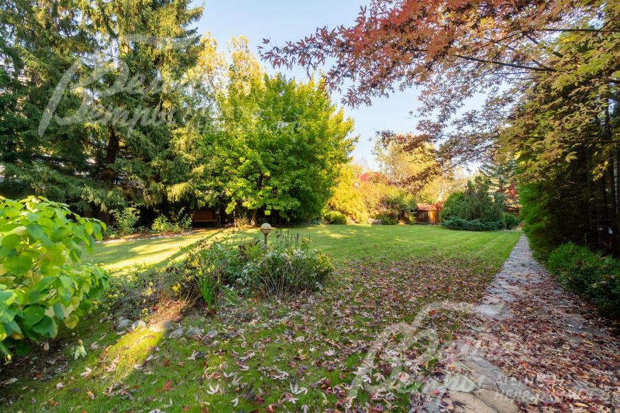 Участок прилегает к лесу, находится в тихой живописной зоне коттеджного посёлка