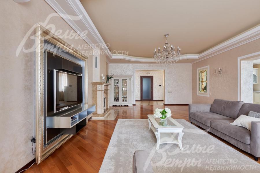 В гостиной - паркет из ценных пород дерева, многоуровневые потолки