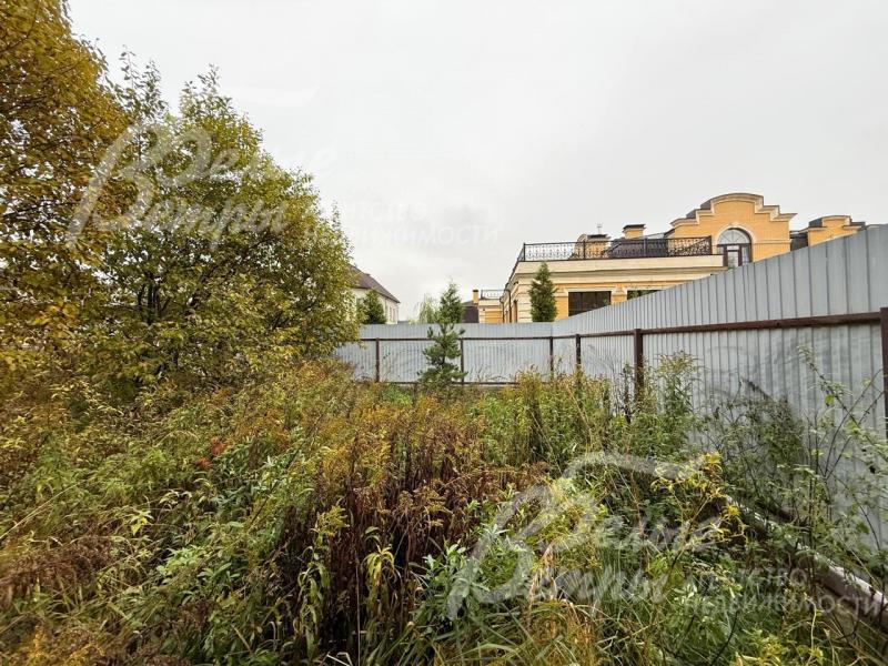 По соседству расположены дорогостоящие дома и землевладения большой площади