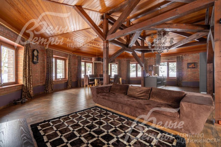 Площадь гостиной‑кухни‑столовой - 95 кв.м, обзор из 8 окон - на 200°