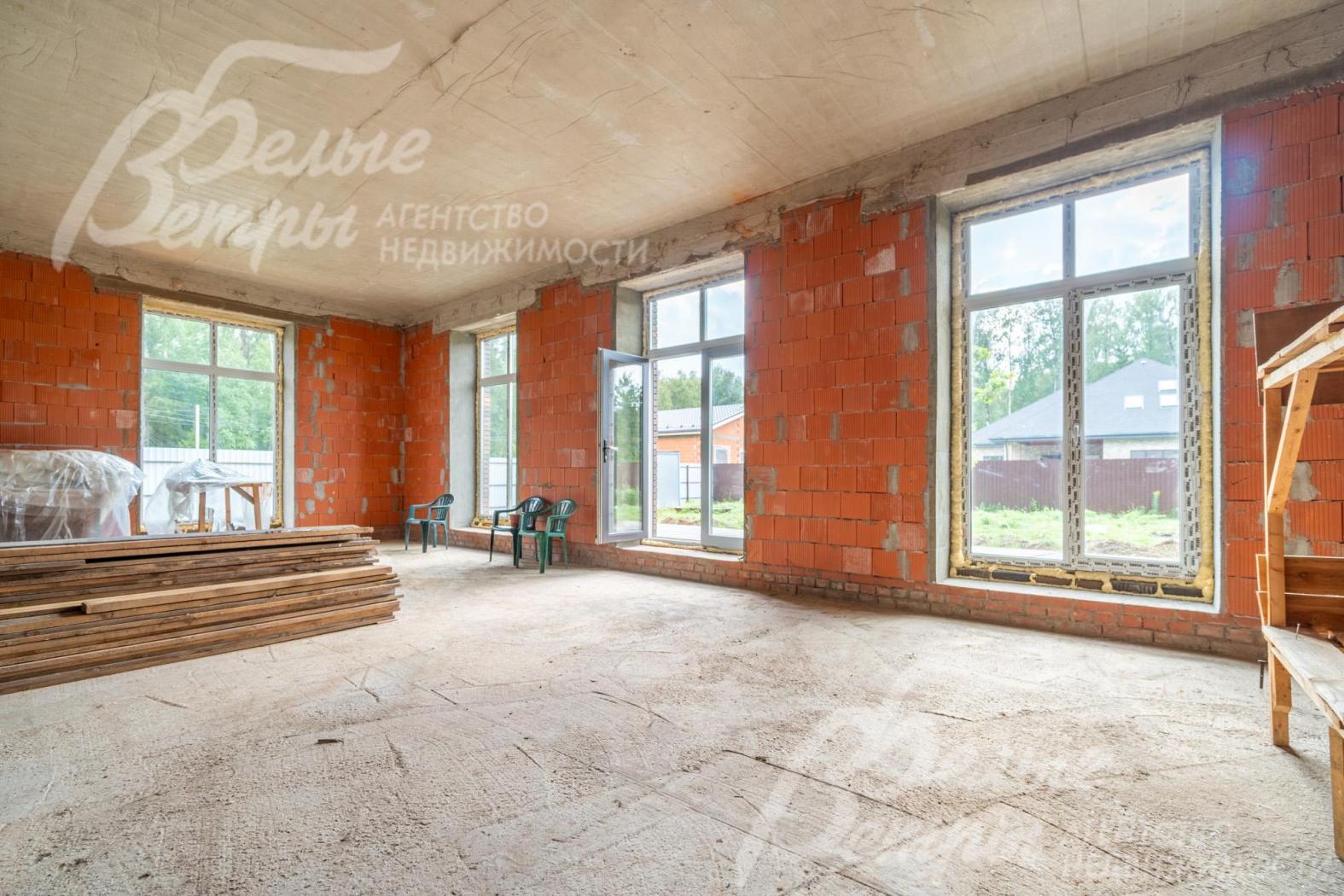 Зона гостиной-столовой с большими окнами "в пол"