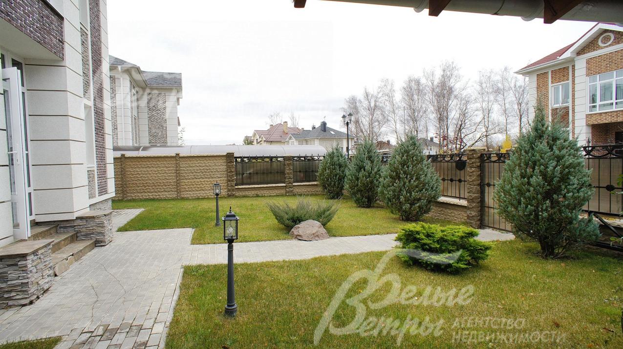 Участок ровный прямоугольной формы с ландшафтным дизайном