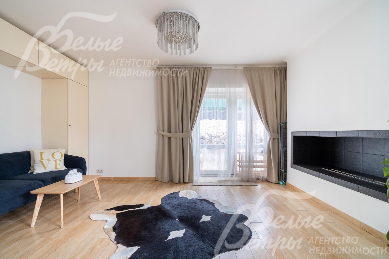 Из холла на втором этаже - выход на земельный участок