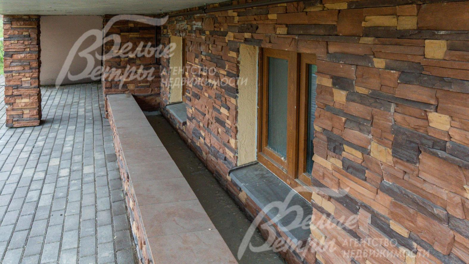 Цокольный этаж с окнами