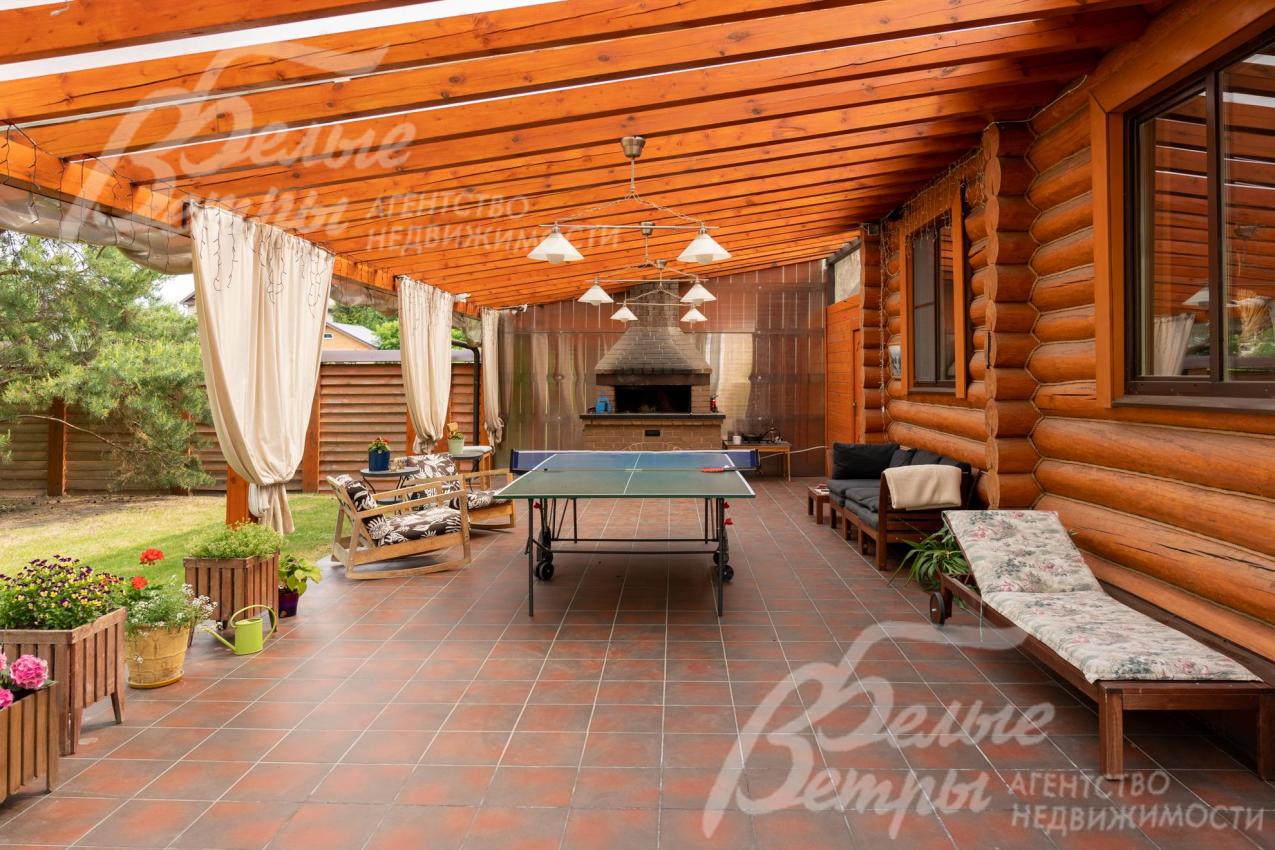 В зоне барбекю установлен мангал с дымоходом.