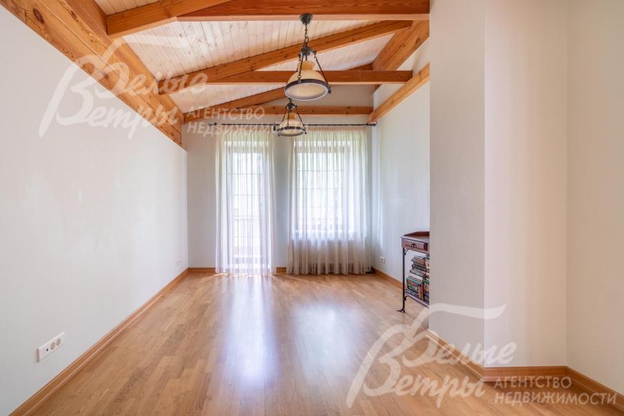 Потолки второго этажа также декорированы деревянными балками, потолки - многоуровневые с разноплановой подсветкой