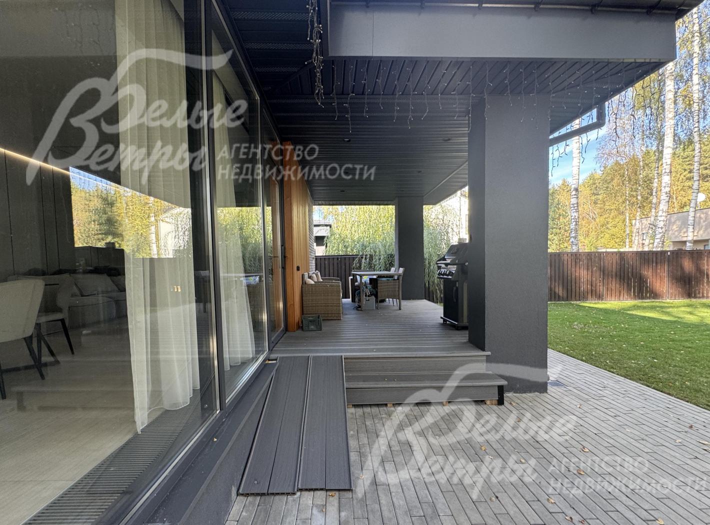 Терраса - двухуровневая, верхняя часть - крытая