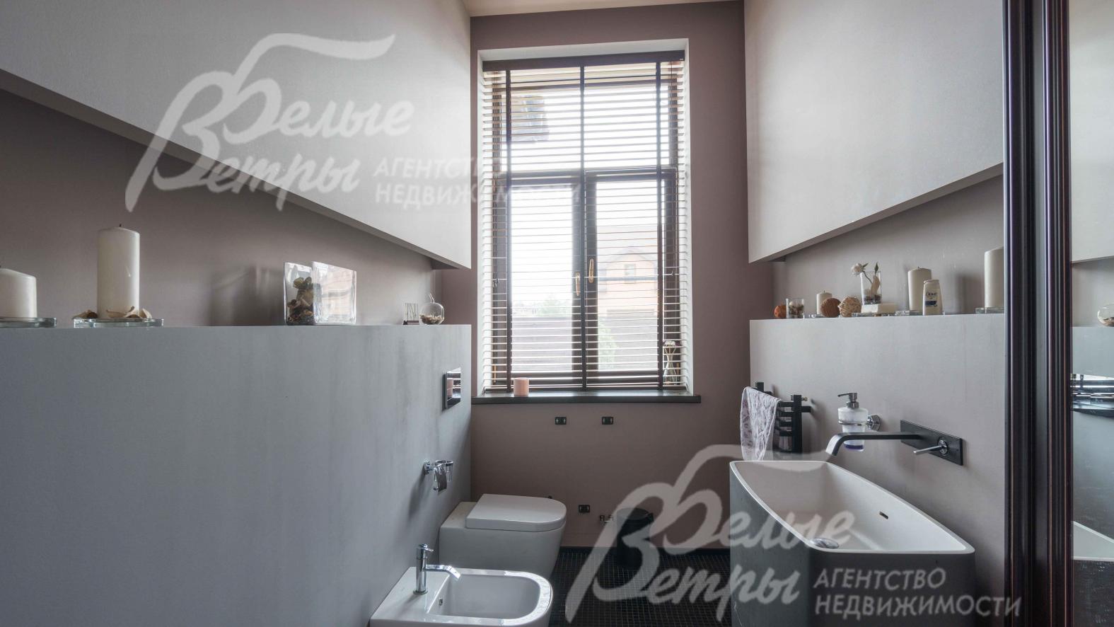 Гостевой санузел с окном на первом этаже