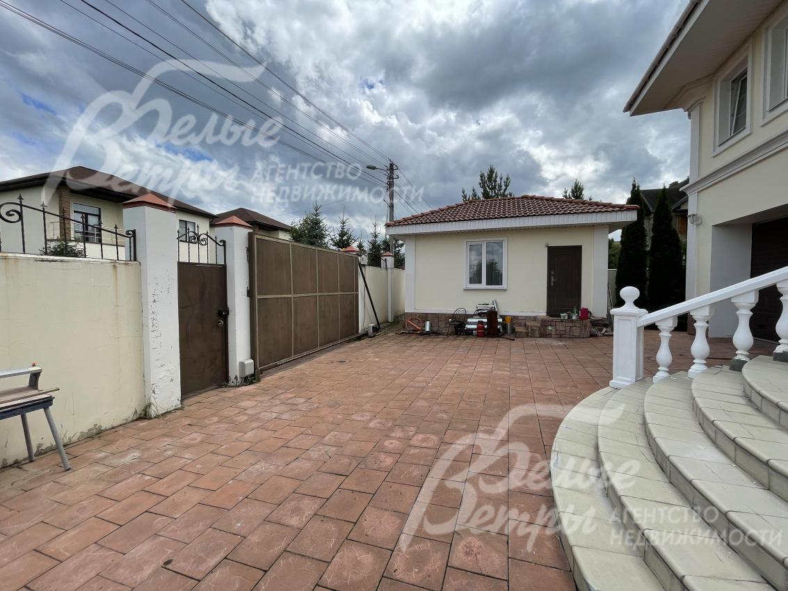 Участок огорожен глухим кирпичным забором